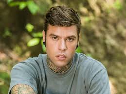 Fedez achillesque lauro, iuvenes famosique cantores rapianus, atque orietta berti, clara nobilisque quorum trium canendi artificum carmen, quod mille inscribitur, audiri ex hesterno die potest, dum. Problemi Con Tutti Giuda Fedez Testo E Video Singolo Cliccando News