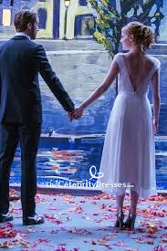 Emma stone does more for her character in those four minutes than chazelle does for mia in two hours, an achievement that eventually won her the oscar for best actress. Emma Stone Weisses Cocktailkleid Mit V Ausschnitt Und A Linie Im Film La La Land Thecelebritydresses