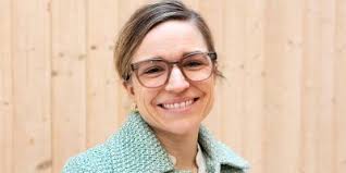 Traktor havnet utenfor veien og veltet