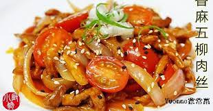 酸甜肉丝配上芝麻香 棒 香麻五柳肉丝 材料 肉丝150g 小番茄5粒 切半 洋葱一粒 切快 黑白芝麻适量蒜蓉半汤匙调味料 番茄酱