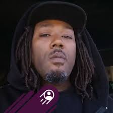 People say me and Steve Harvey look alike: I see it-what yall think?