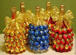 мастер класс по украшению бутылки шампанского на новый год Ukrashenie Butylok Shampanskogo Na Novyj God Svoimi Rukami Master Klass Decorar Botellas De Cristal Artesania De Botella Canastas De Navidad