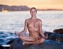 Mujer Desnuda De 25-35 Años Está Sentada En Una Roca Cerca Del Mar Al  Amanecer Fotos, retratos, imágenes y fotografía de archivo libres de  derecho. Image 86909014