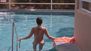 Naked Mandira Bedi in Smoke < ANCENSORED