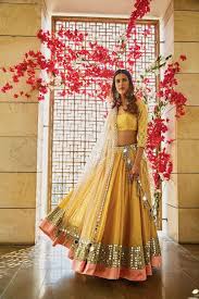 modern indian wedding dresses and wedding gowns ideas16 lovellywedding toj desi bryllup
