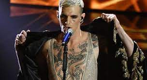 Secondo noi ha già vinto con la sua me ne frego e in queste righe vi vi spieghiamo il perché. Sanremo 2020 Achille Lauro Porta L Affresco Di Giotto Sul Palco Dell Ariston Il Mattino It