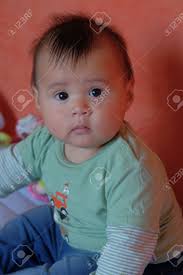 Le développement intellectuel du bébé de 5 mois. Demi Thai Demi Suisse 5 Mois Bebe Garcon Assis Et Regardant La Camera Banque D Images Et Photos Libres De Droits Image 65249797