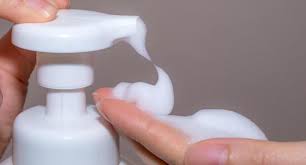 Recette De Savon A Main Moussant Facile A Realiser Recipe In 2020 Cleaners Homemade Bug Repellent Homemade