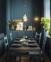 A Dining Table And Chairs Are Custom Painted In The Same Shade Of Green And Set With Tableware Esszimmer Inspiration Speisezimmereinrichtung Zimmergestaltung