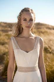 Mit den passenden menükarten, tischkarten, kirchenheften und danksagungskarten sorgen sie für eine rundum gelungene hochzeit im nostalgischen flair. Rembo Styling Kollektion 2018 Honey Bear Weichfliessendes Crepe Kleid Mit Offenem Spitzenband In Der Taille Spit Rembo Styling Brautmode Kleider Hochzeit