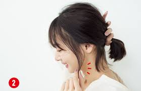 後れ毛が色っぽい ラフな低め一つ結び ボブのヘアアレンジ 髪 ミディアム ヘアスタイリング ヘアアレンジ