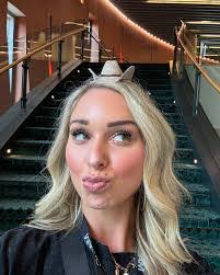 Carlene Hendrix's Instagram, Twitter & Facebook