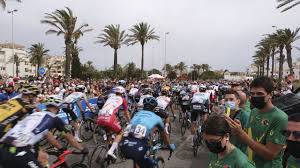 Es una de las tres grandes vueltas y pertenece al calendario uci worldtour. Fotogaleria Salida Vuelta Ciclista A Espana Roquetas De Mar