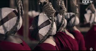 Dans une société dystopique et totalitaire au très bas taux de natalité. The Handmaid S Tale Saison 2 June Menacee De Mort Le Soutien Sans Faille Des Femmes Sur Tf1 Series Films Toutelatele