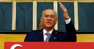 Bahçeli, milli ve tarihi haklarımız üzerinde kuşku uyandırmaya çalışan iç ve dış odakların uzun süreden beri estirdikleri husumet ve hıyanet rüzgarı hız kesmeden devam etmektedir. Bahceli Ve Mhp Ye Ragmen Siyaseti Savunmak Yorum Seta
