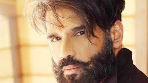 Suniel Shetty Age Height Wife Children Family Biography More Starsunfolded Il a changé son nom de naissance en suniel shetty afin de connaître davantage de succès dans le milieu de bollywood.