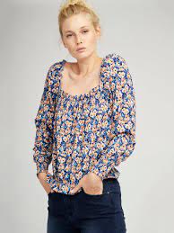 Laeticia hallyday avec un carré court et un maxi décolleté pour la fêtes des mères , l'heureuse maman de jade et joy a décidé de marquer le coup en postant une vidéo d'elle et de ses filles. Top Imprime Fleuri Decollete Carre Bleu Motif Femme Naf Naf