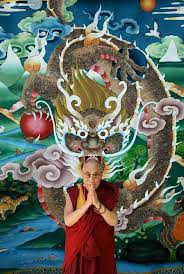 я такая какая есть и совсем не желаю меняться The Dalai Lama In Front Of A Beautiful Thangka Painting Featuring A Dragon Tashi Delek Thangka Painting Thangka Painting