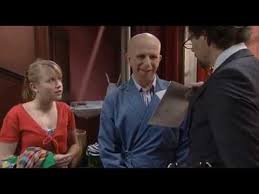 The first one to collect the 6 secret tokens and get back to his/her room is the winner. Das Haus Anubis Best Of Die Lustigsten Victor Momente Youtube