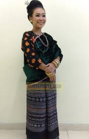 blproducts title=rekomendasi kebaya ids=1soj838 22. Fira Sasmita Bangga Kenakan Busana Adat Maumere Saat Pandu Acara Pawai Budaya Nitilaku Surya Yogya