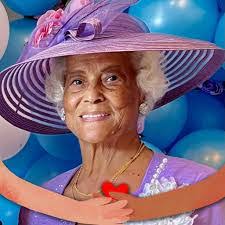 Gloria Kates's Instagram, Twitter & Facebook