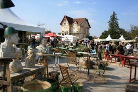 La roue de l'hôtel de palerme; Datei Vue Du Marche A La Brocante Et Aux Antiquites A L Isle Sur La Sorgue 03 Jpg Reisefuhrer Auf Wikivoyage