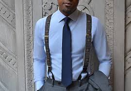 Les constructeurs et les métallurgistes ont dû travailler la ceinture, lui, n'était pas vraiment portés, car elle serre le ventre, mais les bretelles de pantalons les maintiennent fermement et n'interfèrent pas. Comment Porter Des Bretelles Avec Style