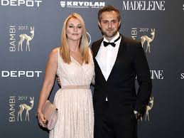 Die deutsche schauspielerin und moderatorin caroline beil hat laut medienberichten zum dritten mal geheiratet. Caroline Beil Nach Dem Baby Kommt Die Hochzeit Trend Magazin Formelle Kleider Hochzeit Verlobt