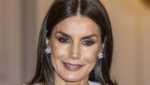 Letizia di Spagna ad alta seduzione con gli stivali infiniti