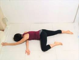 仕事合間のプチ休憩に！ツラ～イ肩こりに効く【腕・背中まわりの深層筋をストレッチ】陰ヨガポーズ | ヨガジャーナルオンライン