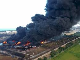 Kondisi terkini posko pengungsian terdampak kebakaran kilang minyak pertamina di balongan. Ugredclhc4nedm