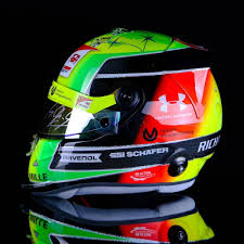 Mick schumacher hatte dafür gesorgt, sohn des siebenmaligen weltmeisters michael hamilton hielt den ikonischen feuerroten helm in den händen, zeigte ihn stolz den applaudierenden fans am. Mick Schumacher Replika Helm 1 1 2020