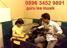 Awalnya sih sewaktu kecil tertarik dengan musik karena melihat dari komik. Les Privat Gitar Piano Biola Keyboard Di Jakarta Guru Musik Datang Ke Rumah