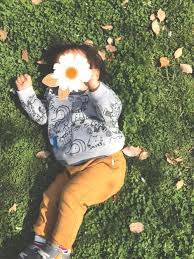 公園コーデ 原っぱに明るい茶色が映えます コーデ 茶色 公園