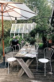 Beim gestalten ihres gartens oder balkons darf eine passende sitzgelegenheit auf keinen fall ob einen ausziehtisch, einen klapptisch, kleine balkontische oder große gartentische für die ganze. Vom Klapptisch Bis Zur Langen Tafel Die 6 Schonsten Outdoortische Holztisch Garten Gartenmobel Sets Lange Tafel