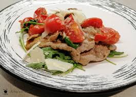 10 fette di pane da bruschetta o pagnotta di pane di grano duro d'affettare 100 gr di foglie di rucola 1 spicchio d'aglio 3 cucchiai di pinoli 6. Straccetti Di Carne Con Rucola Grana E Pomodorini Cooking With Sere