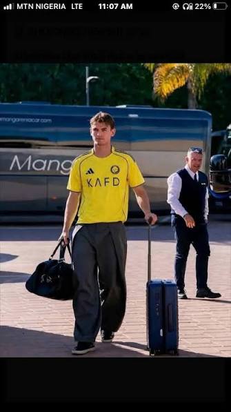 🚨 SHOCKING NEWS!!! 🇦🇷🐐 Argentina star Nico Paz was spotted arriving at  national team training rocking Cristiano Ronaldo's Al Nassr shirt. 💛💙 The  GOAT influence is unmatched. Ronaldo effect everywhere. 🥶🔥