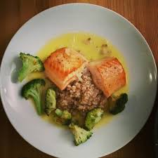 Den fede og sunde fisk men hvad skal man servere til de forskellige tilberedninger af laks? Laks Med Byggryn Brokkoli Og Vin Og Smorsaus Beurre Blanc Matosofi