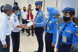 Jun 24, 2021 · pemaksimalan infrastruktur pariwisata di sektor transportasi telah ditetapkan dalam peraturan menteri perhubungan nomor 88 tahun 2020. Tangkap Asn Kemenhub Bawa Sabu Petugas Avsec Raih Penghargaan