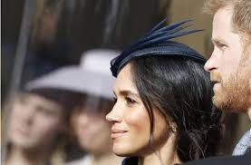 In den vergangenen tagen ging es um gestellte fotos meghan hat kein besonders enges verhältnis zu ihrem vater. Hochzeit Von Prinzessin Eugenie Herzogin Meghan Huscht Durch Den Seiteneingang Panorama Stuttgarter Zeitung