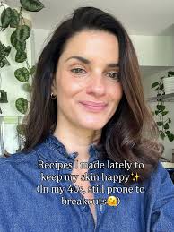 Figs are one of my favourite fruit and I didn't think they could have  gotten any better until I roasted them😋Just incredible! Especially with  some tangy yogurt and earthy rosemary 👌🏻 Serves