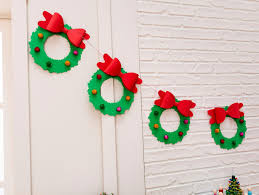 It definitely doesn't look like the same scrawny garland that i started with! Diy Christmas Wreath Garland Fun365