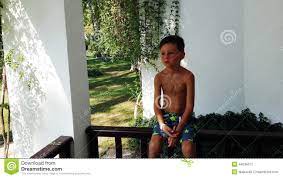 Kleiner Junge nackt stockbild. Bild von neugierig, sommer - 44535671