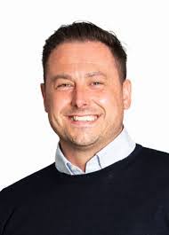 Stephen Leishman's Instagram, Twitter & Facebook