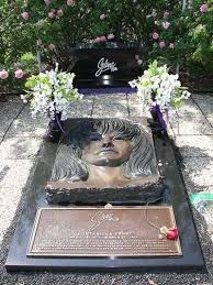 About 400 family members and close friends are expected to attend. Selena Quintanilla Wiki Height Age Death Husband Family Biography More Biographied Com