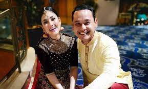 Pelakon, fasha sandha yang diburu gosip percintaan dengan aktor aidil aziz, dilihat berpelukan dengan jejaka itu dalam video dirakam oleh orang awam. Mesra Berpeluk Fasha Sandha Sudah Ada Kekasih Baru