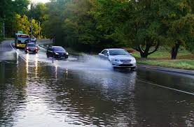 Am Kraherwald In Stuttgart Strasse Nach Wasserrohrbruch Uberflutet Stuttgart Nord Stuttgarter Zeitung