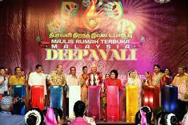 Majlis rumah terbuka deepavali peringkat negeri sembilan darul khusus tahun 2019 akan diadakan mengikut ketetapan berikut : Mohd Najib Tun Razak Twitterren Berkongsi Kemeriahan Rumah Terbuka Hari Deepavali Di Jb Malam Tadi Sambutan Diraikan Pelbagai Lapisan Masyarakat Http T Co A5p2rtutgn