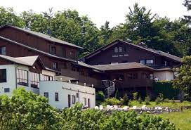 Im lothar mai haus erwarten sie 30 individuell gestaltete zimmer der unterschiedlichen kategorie. Rooms24 Lothar Mai Haus Berghotel In Der Rhonsonne