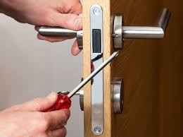 Economique, la porte en applique glisse le long du mur et reste visible contrairement à. Poser Une Serrure De Porte Interieure Leroy Merlin